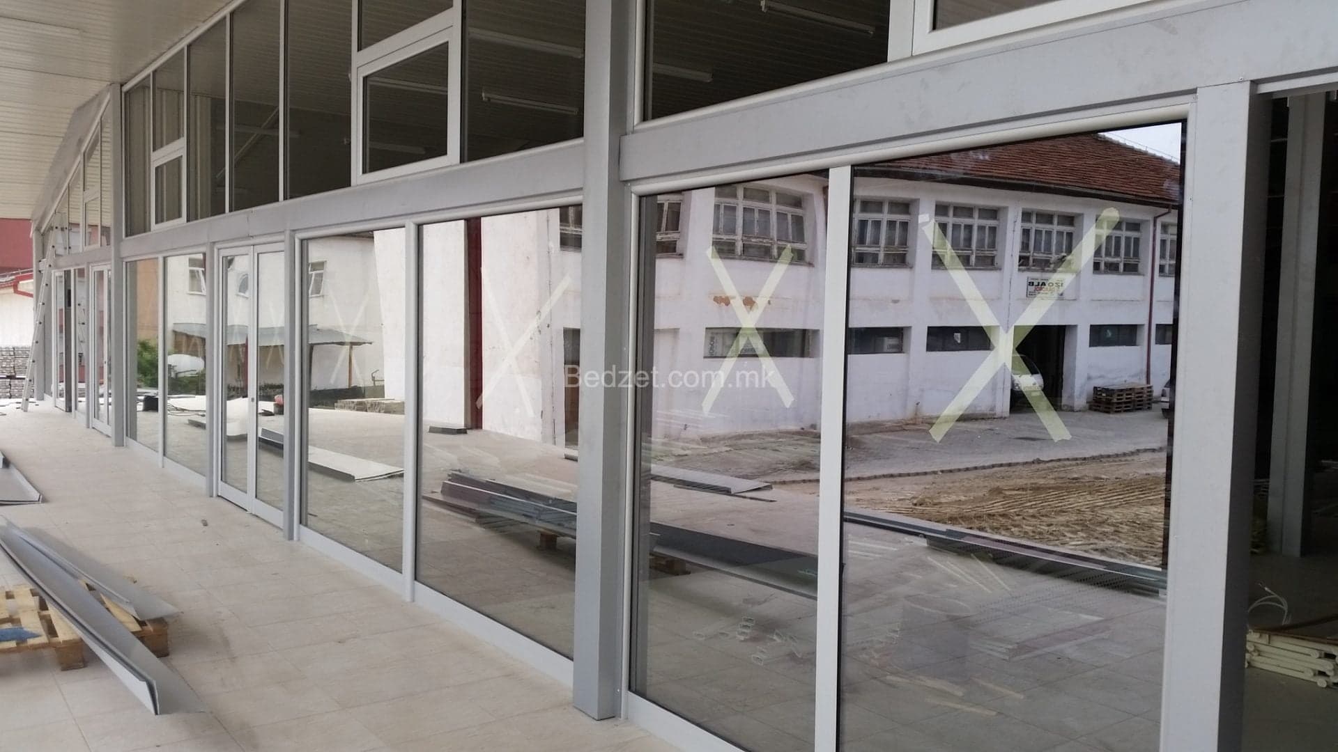 Dritare alumini me panele të mëdha xhami — Bedžet