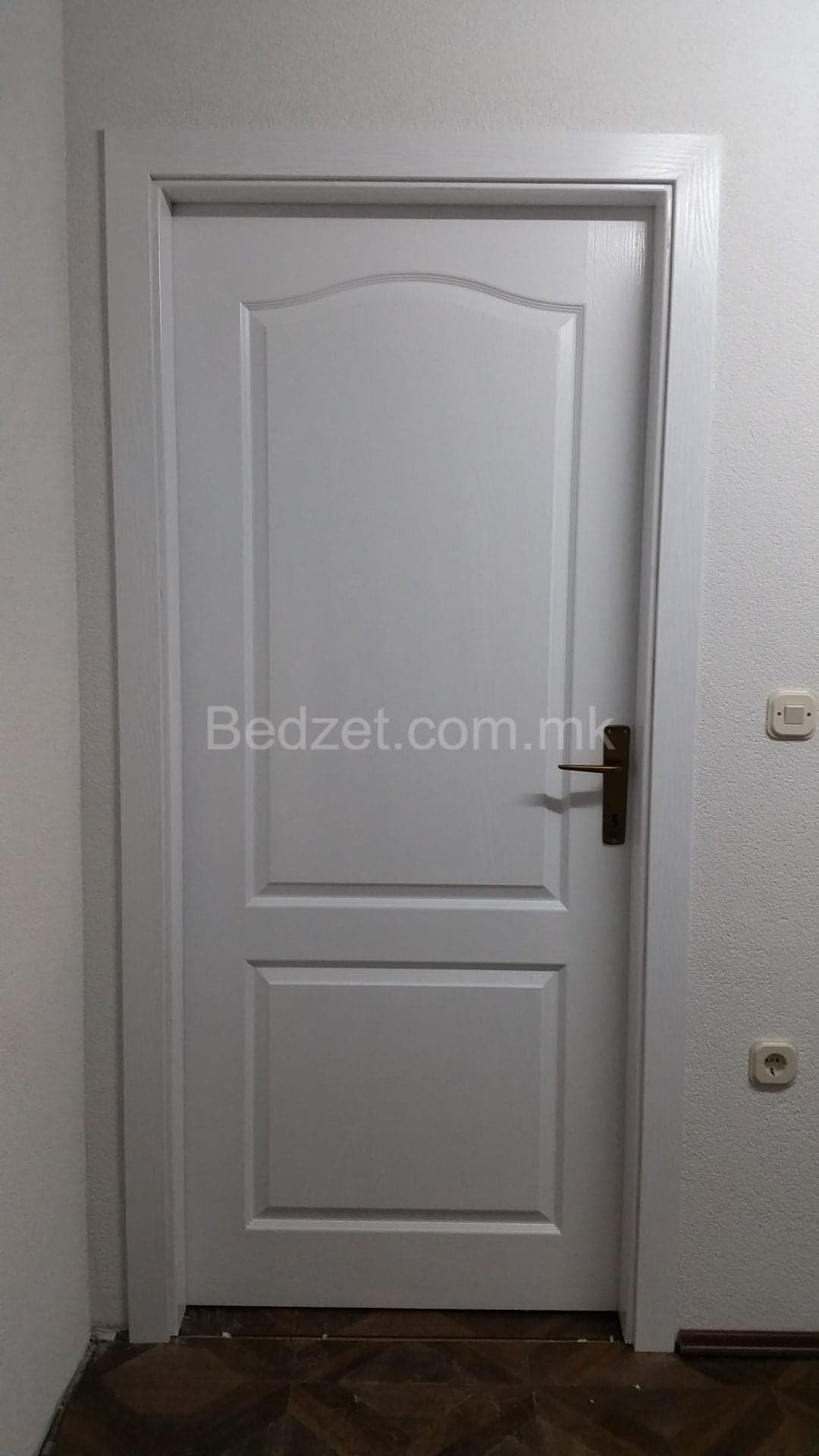 Derë druri e bardhë — Bedžet