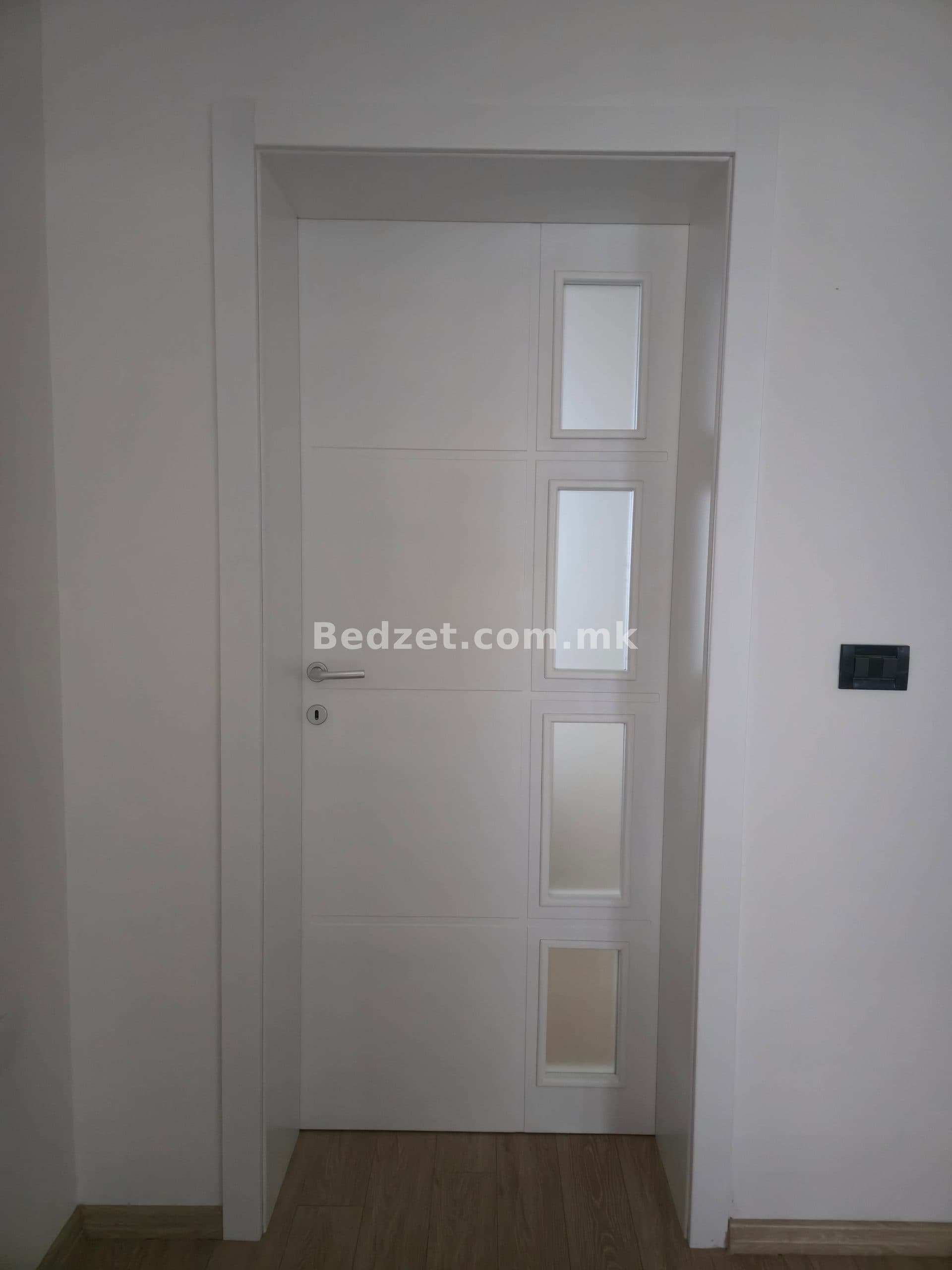 Derë moderne druri e bardhë — Bedžet