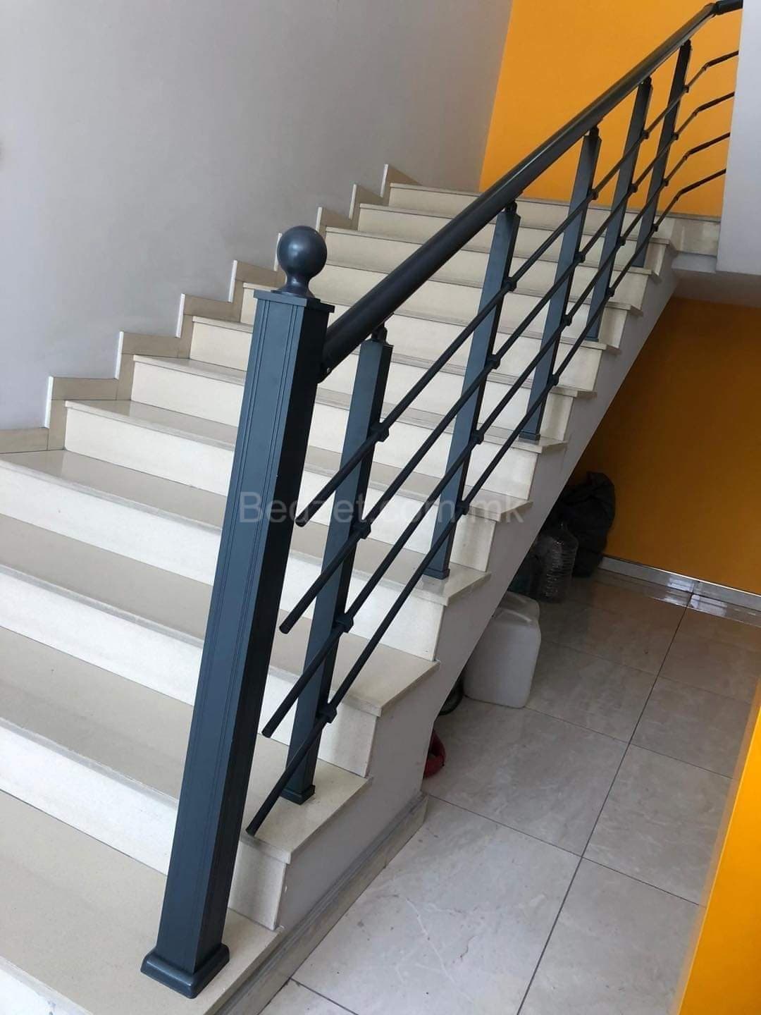 Black metal railing — Bedžet