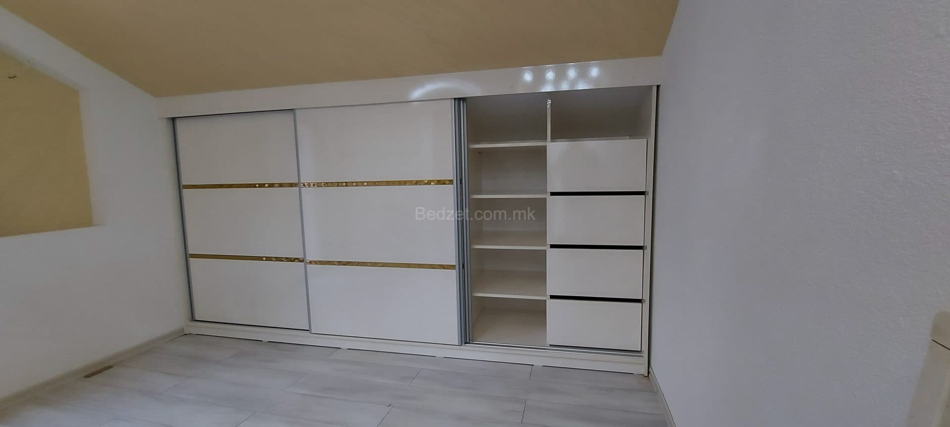 Dollap modern me dyer lëvizëse — Bedžet