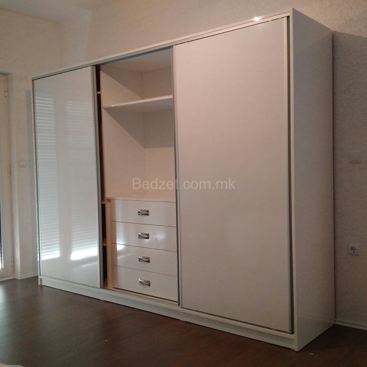 Dollap modern me dyer lëvizëse — Bedžet