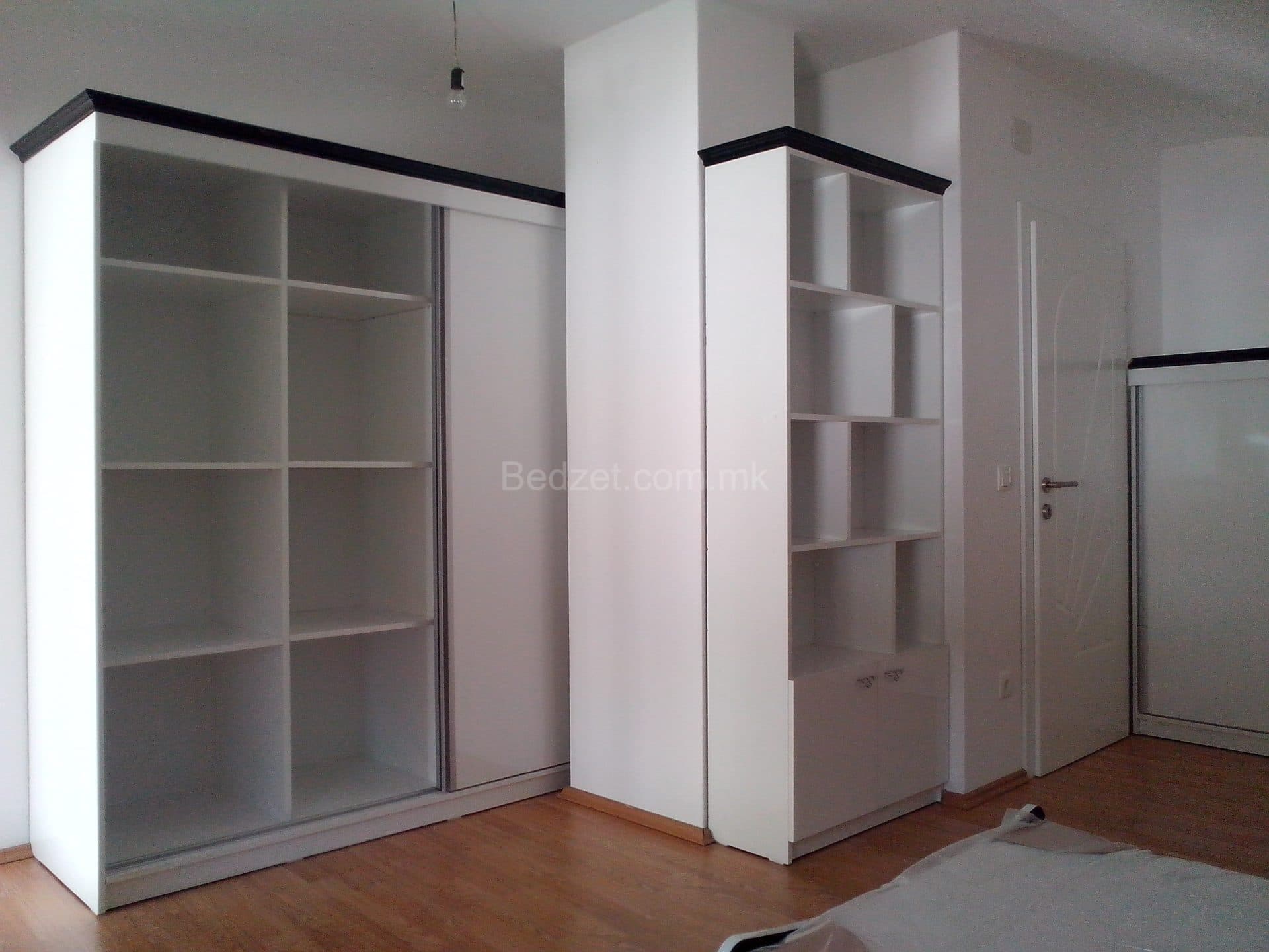 Dollap modern me dyer lëvizëse — Bedžet