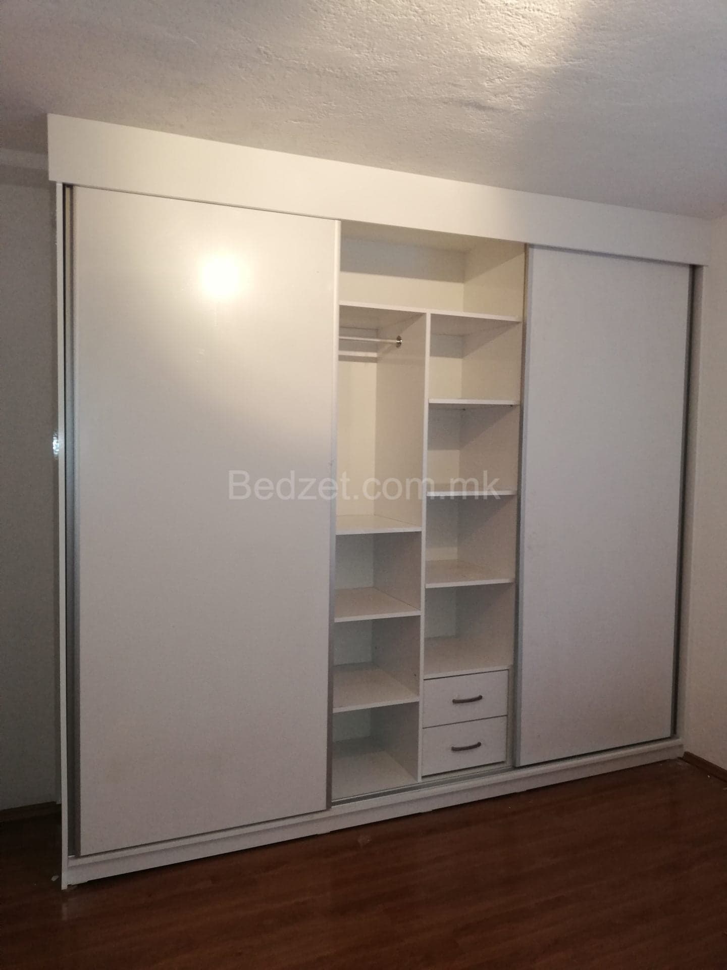 Dollap modern me dyer lëvizëse — Bedžet