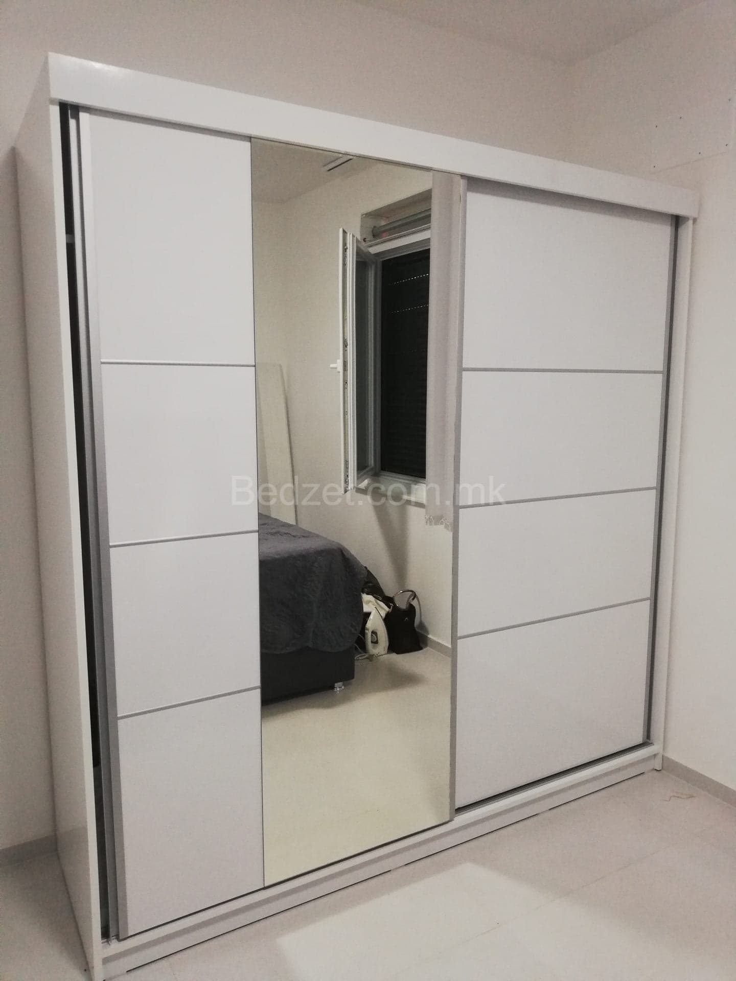 Dollap modern me dyer lëvizëse — Bedžet