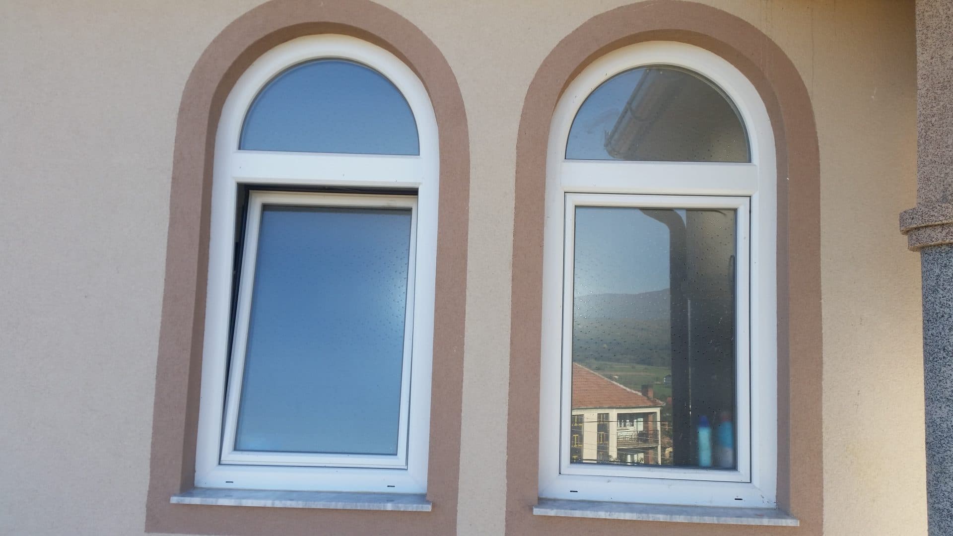 Kavisli üstü olan çift PVC pencere — Bedžet