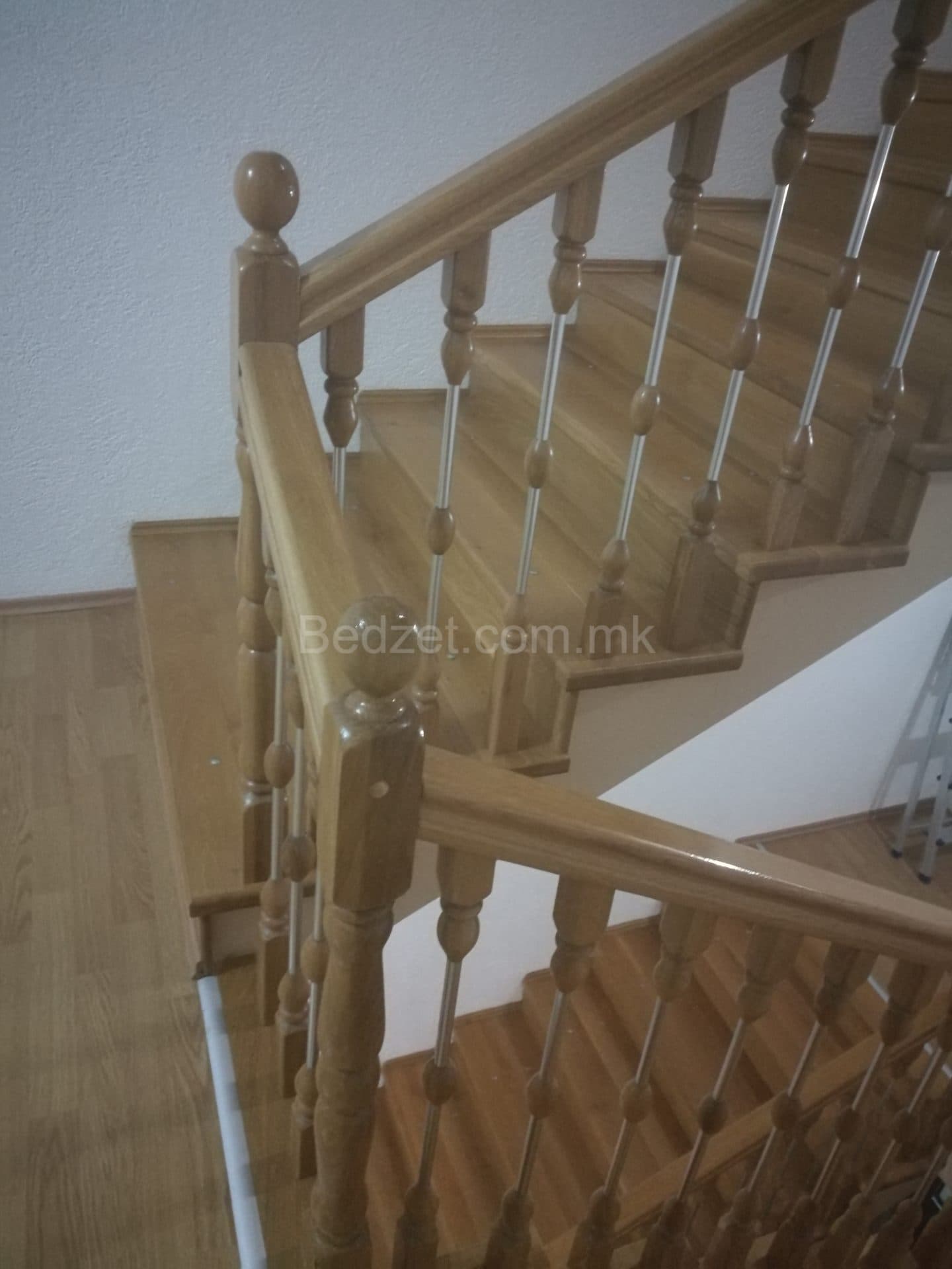 Shkallë druri me postamente të rrumbullakosura — Bedžet