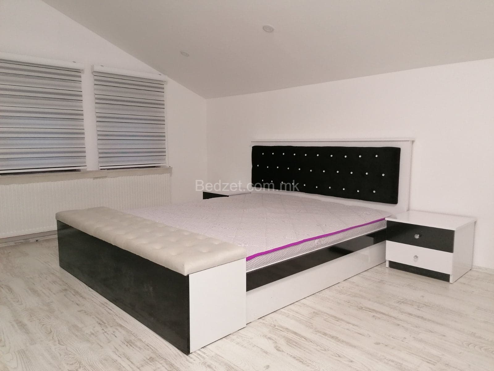 Bed with tufted headboard — Bedžet