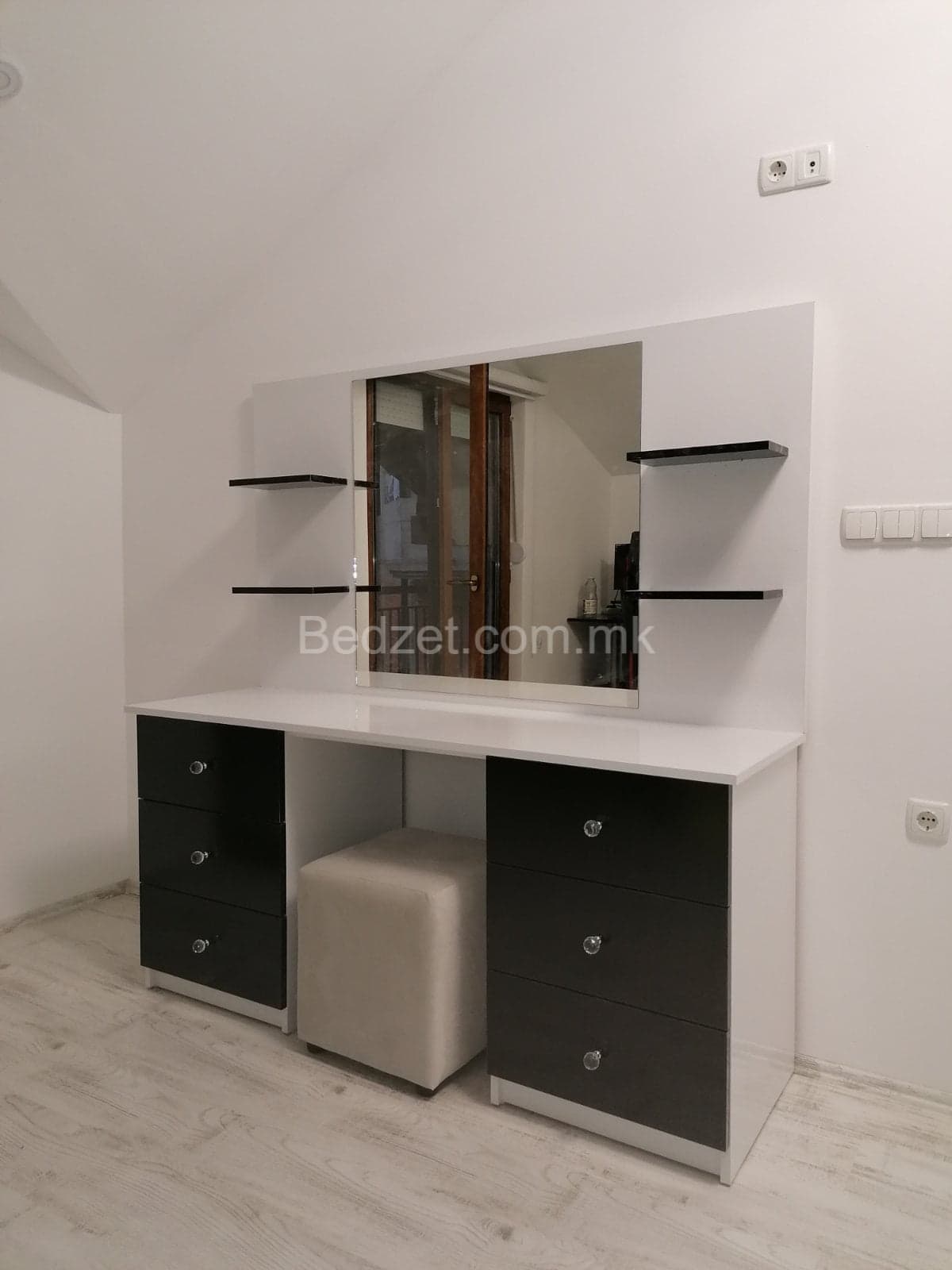 Modern vanity table with mirror — Bedžet