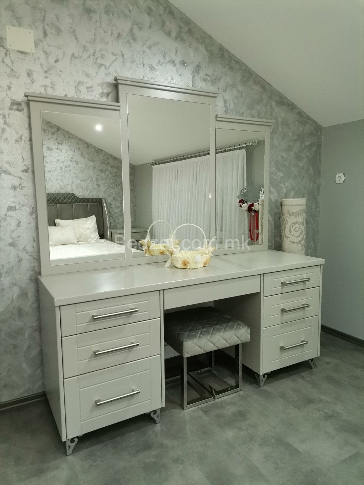 Modern vanity table with three mirrors — Bedžet