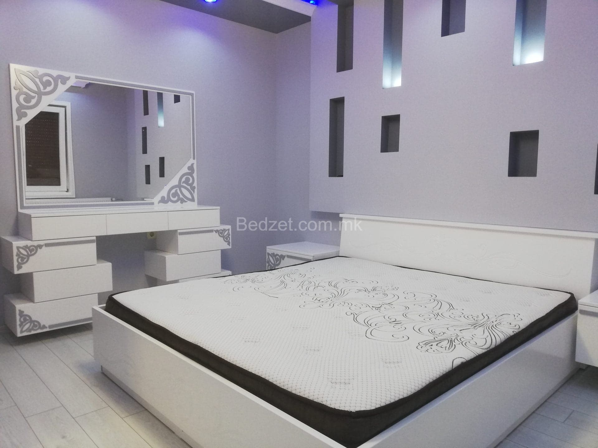 Modern bedroom with mirror — Bedžet