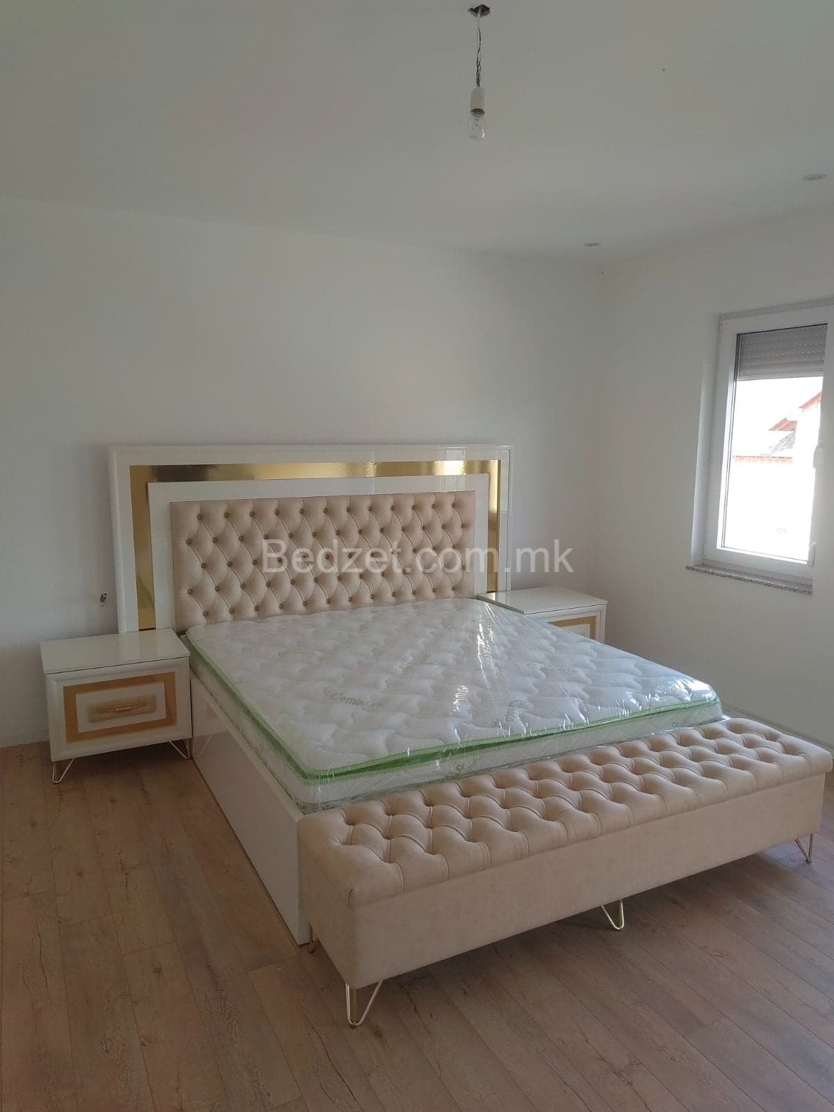 Bed with tufted headboard — Bedžet
