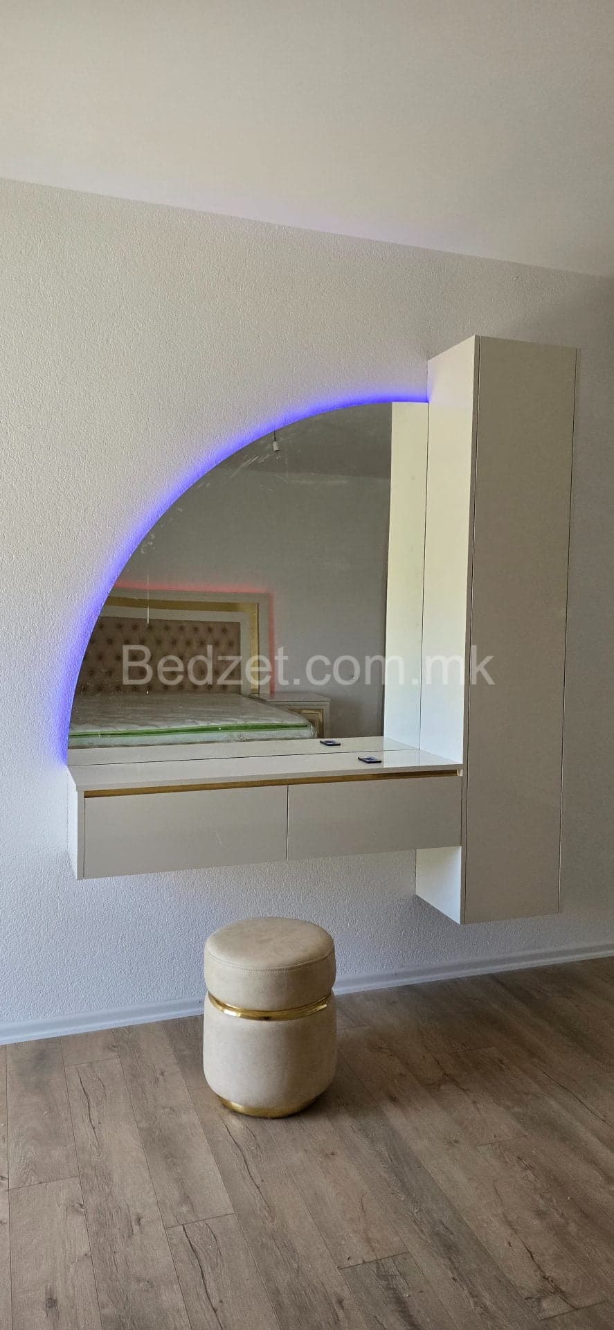 Modern wooden dresser with mirror — Bedžet