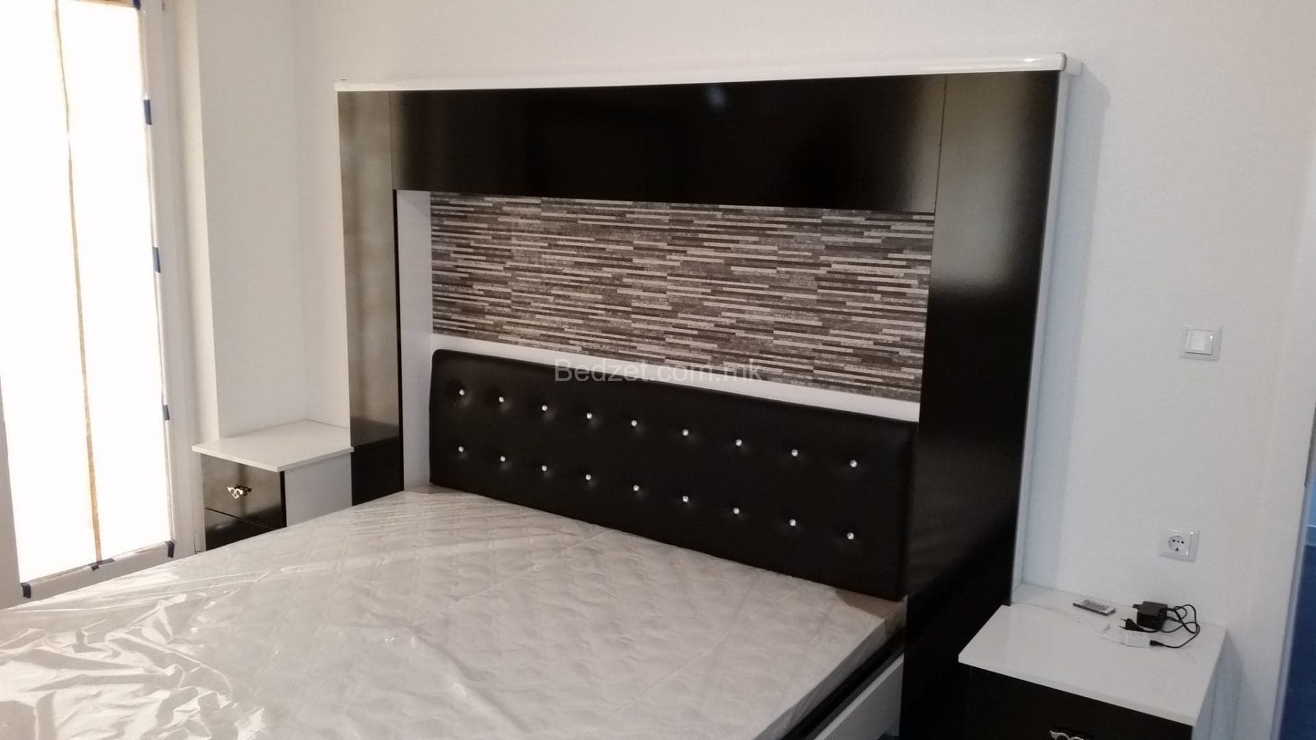 Bed with tufted headboard — Bedžet
