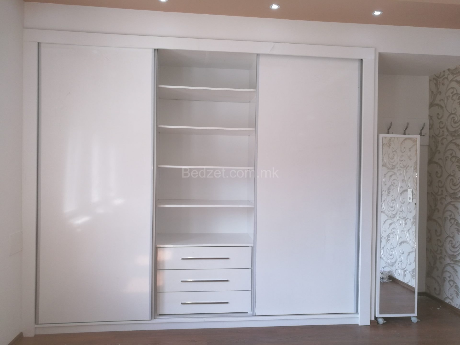 Wardrobes & Hallways 020 — Bedžet